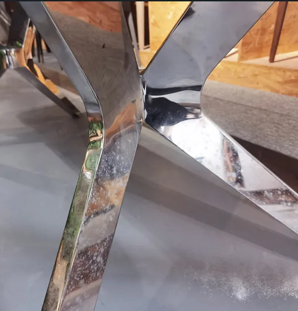 металлический каркас стола с эффектом ржавчины