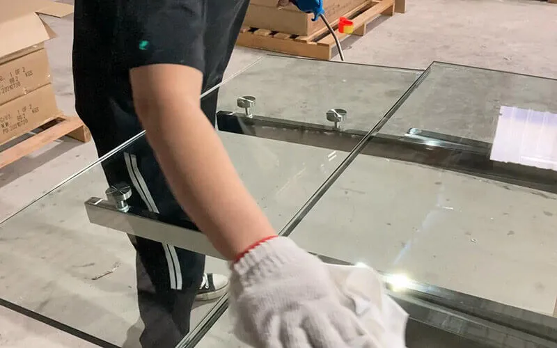 Wie reinigt man eine Tischplatte aus gehärtetem Glas vor dem Verpacken in einer chinesischen Fabrik?