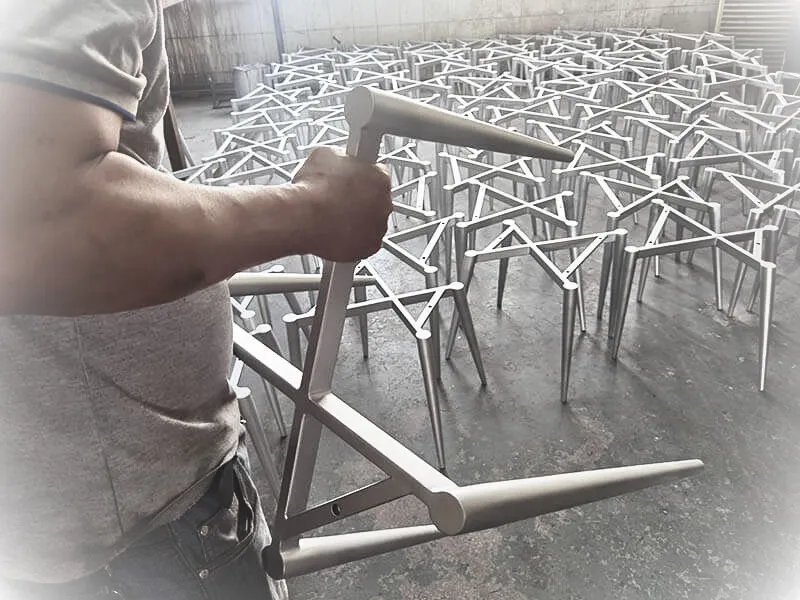 Exploration du processus d'assurance qualité des chaises de salle à manger dans les usines chinoises
