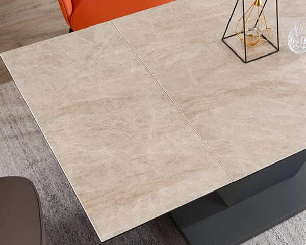 Gros plan d'un plateau de table en céramique, coin, simulant l'effet du marbre