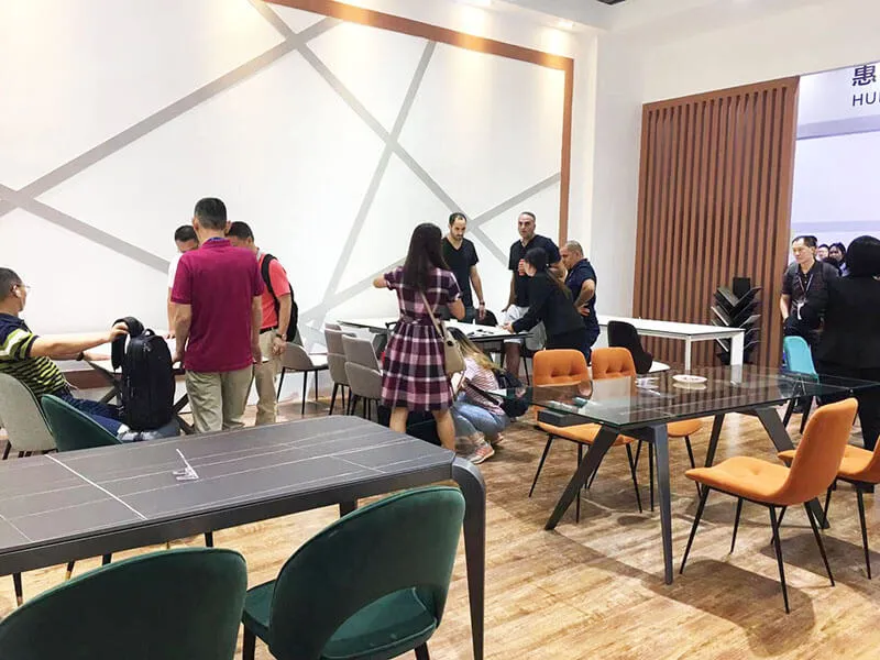 Salone del mobile Astonisa: Scoprite il meglio del design contemporaneo di tavoli e sedie da pranzo