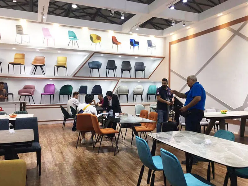 Выставка мебели Astonisa: Ознакомьтесь с новинками современного дизайна обеденных столов и стульев