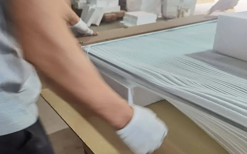 Wie man einen Esstisch aus Glas in der Fabrik mit Folie umwickelt