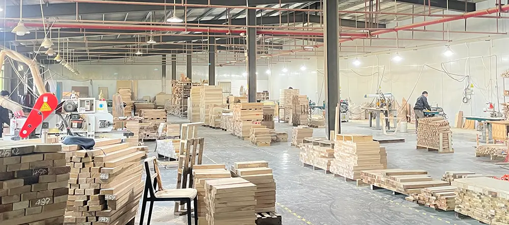 Taller de producción de sillas de madera con flujo de materiales organizado y fabricación por lotes Taller de producción de sillas de madera con flujo de materiales organizado y fabricación por lotes